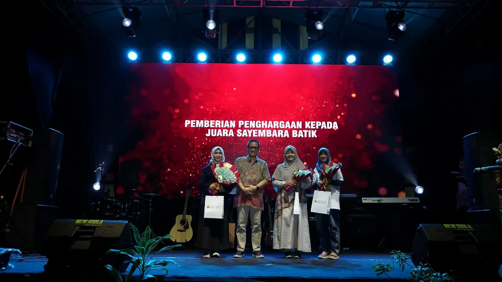FK UNEJ Gives Awards to the Winners of the Batik Competition and the Best Staff Award in the 2023 Agromedicine Award