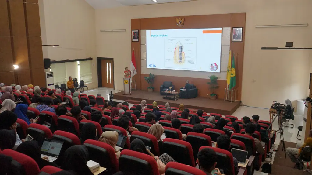 FK UNEJ Hosts Prof. Dr. Jenneke Klein-Nulend in a Hybrid Guest Lecture on Stem Cell Technology